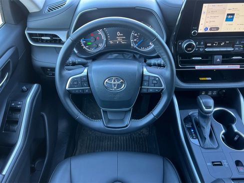 Certified 2025 Toyota Highlander XLE image 16