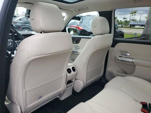 Used 2023 Mercedes-Benz GLB 250 w/ Premium Package image 19