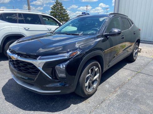 Used 2025 Chevrolet Trax LT FWD image 3