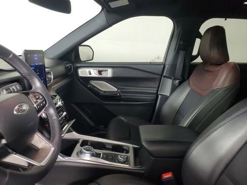 Used 2023 Ford Explorer Platinum w/ Technology Package image 22
