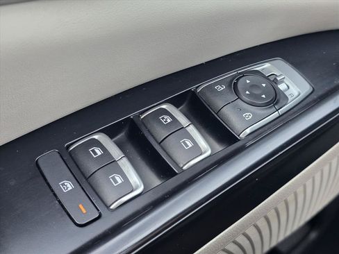 Used 2022 Kia Carnival LX FWD image 23