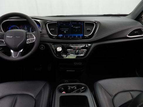 Certified 2025 Chrysler Pacifica Select AWD/4WD image 26