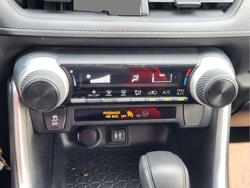 Used 2019 Toyota RAV4 LE FWD image 18