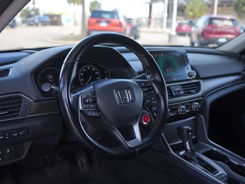Used 2018 Honda Accord Touring image 2