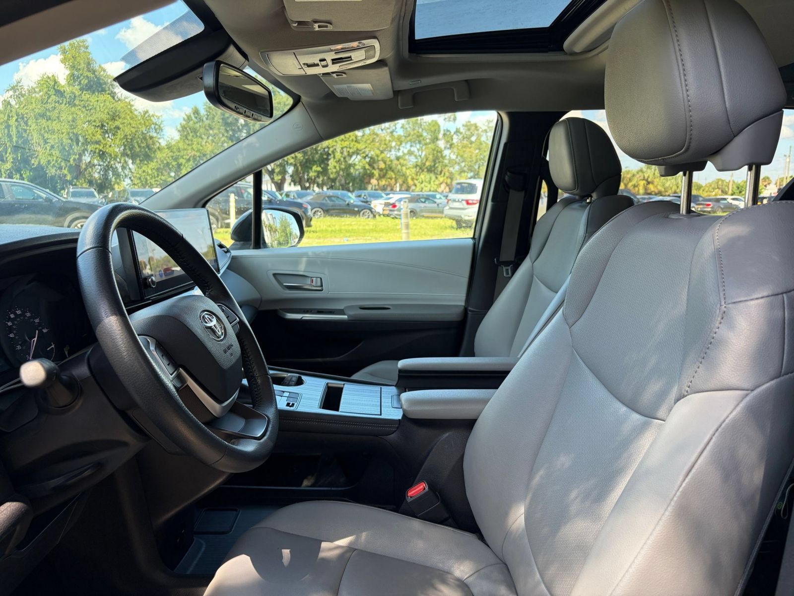 Used 2025 Toyota Sienna XLE FWD image 27