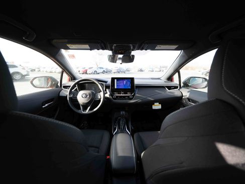 Used 2025 Toyota Corolla SE w/ SE Package image 19