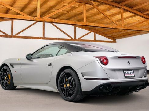 Used 2016 Ferrari California T image 4