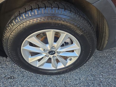 Used 2019 Kia Sorento FWD V6 image 15