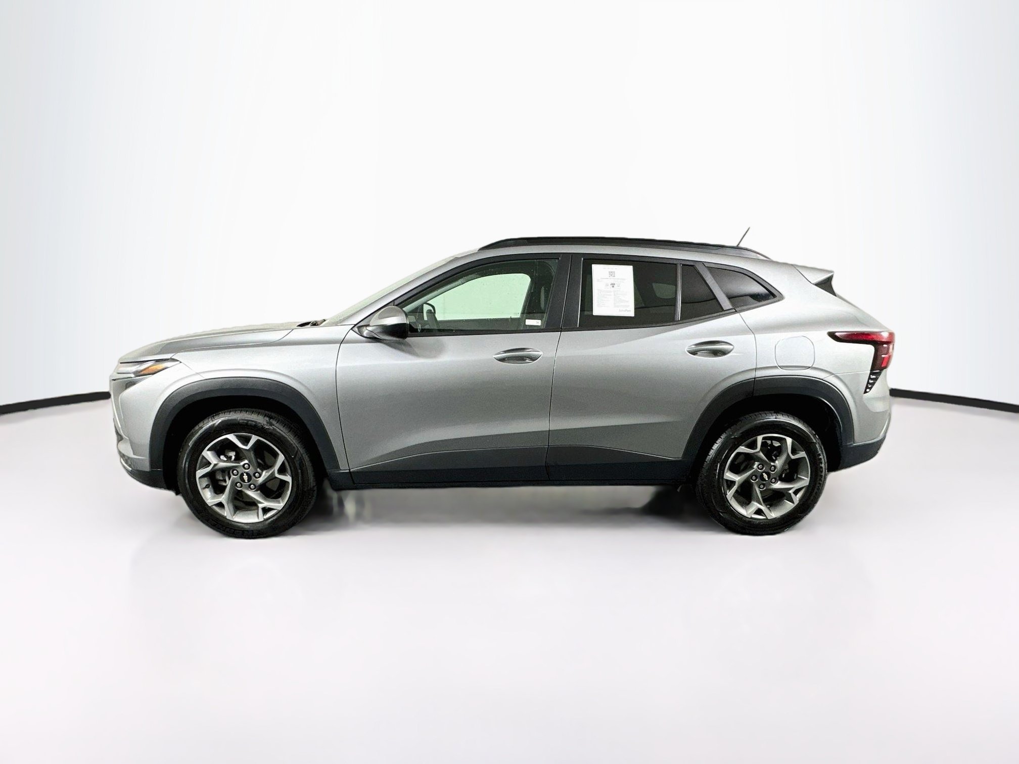 Used 2025 Chevrolet Trax LT FWD image 4