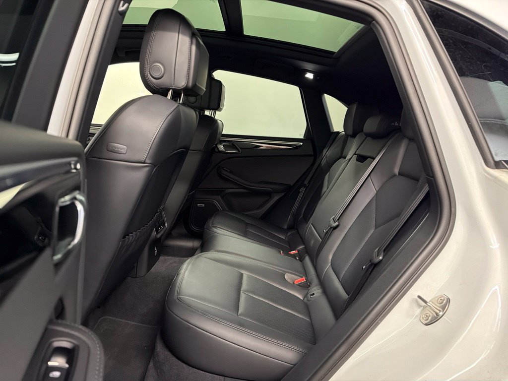 Used 2024 Porsche Macan AWD/4WD image 30