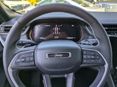 Used 2025 Jeep Grand Cherokee Laredo X image 26