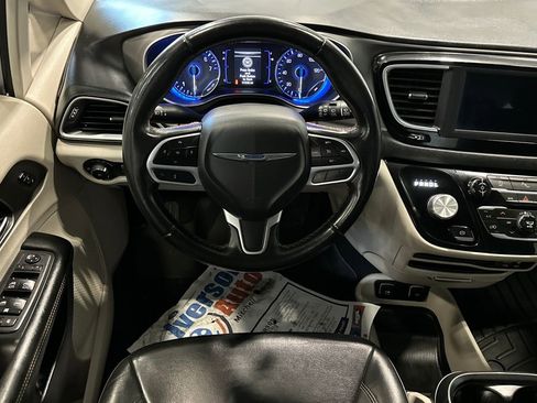 Used 2020 Chrysler Pacifica Touring-L image 25