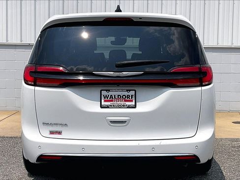 Used 2024 Chrysler Pacifica Touring-L FWD image 5