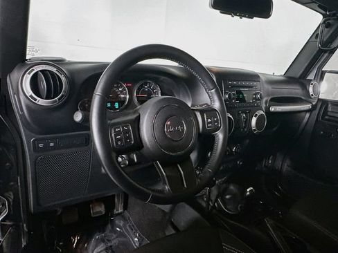 Used 2017 Jeep Wrangler Unlimited Rubicon w/ Connectivity Group AWD/4WD image 11