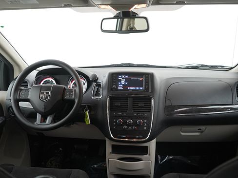 Used 2019 Dodge Grand Caravan SE w/ UConnect Hands-Free Group image 13