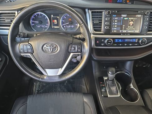 Used 2018 Toyota Highlander Plus AWD/4WD image 11
