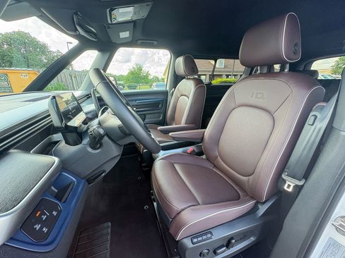 Used 2025 Volkswagen ID. Buzz Pro S RWD image 27