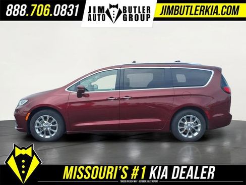 Used 2021 Chrysler Pacifica Touring-L w/ Uconnect Theater Family Group FWD image 4