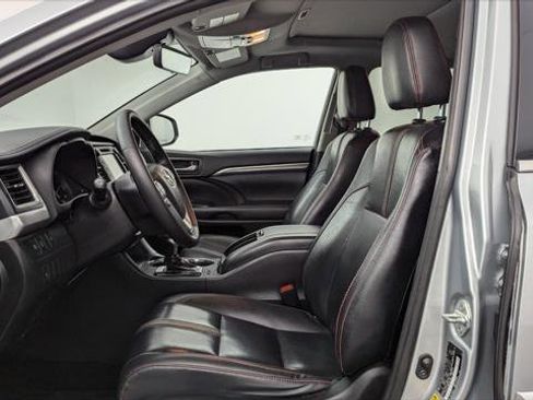 Used 2019 Toyota Highlander SE image 14