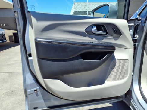 Used 2020 Chrysler Pacifica Touring-L FWD image 20