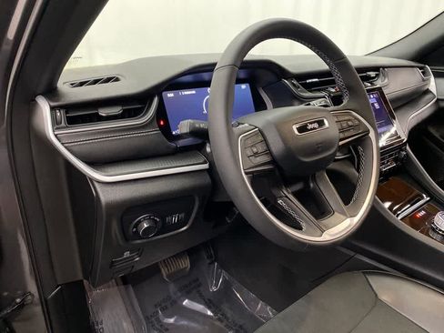 Used 2025 Jeep Grand Cherokee L Altitude AWD/4WD image 2