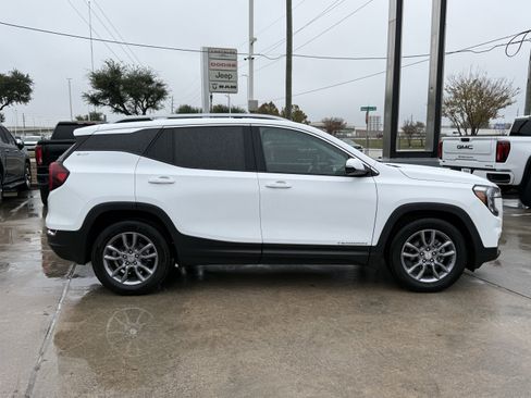 Used 2024 GMC Terrain SLT image 3