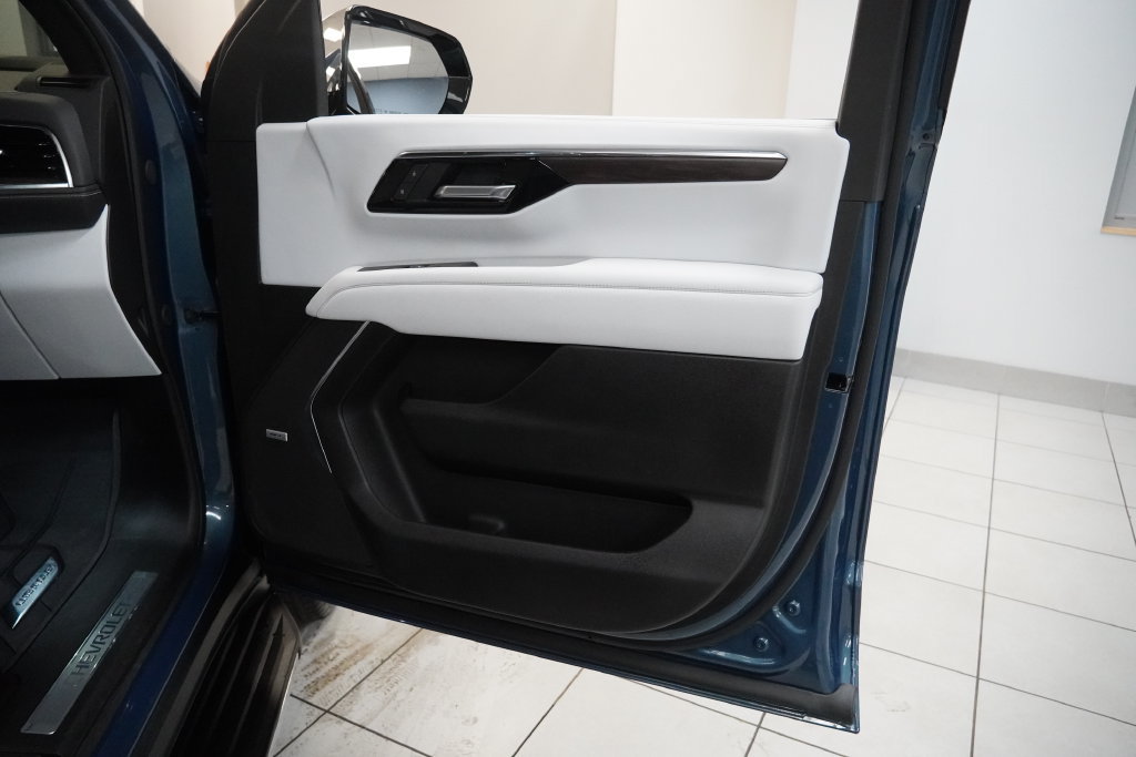 Used 2025 Chevrolet Tahoe Premier AWD/4WD image 14