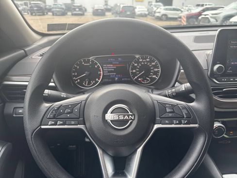 Used 2025 Nissan Altima 2.5 SV FWD image 24