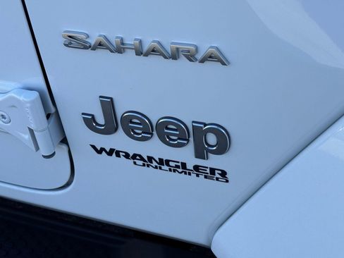 Used 2021 Jeep Wrangler Unlimited Sahara w/ Uconnect 4C Nav & Sound Group AWD/4WD image 8