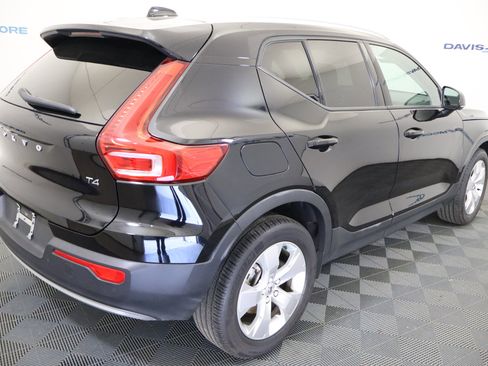 Used 2022 Volvo XC40 T4 Momentum image 6