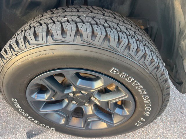 Used 2020 Jeep Cherokee Trailhawk AWD/4WD image 10