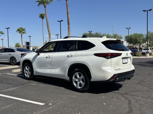 Used 2021 Toyota Highlander L FWD image 4