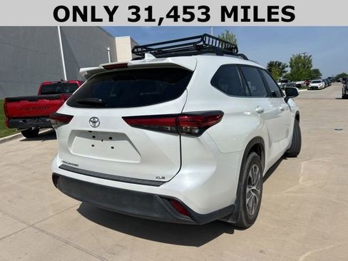 Used 2023 Toyota Highlander XLE FWD image 4