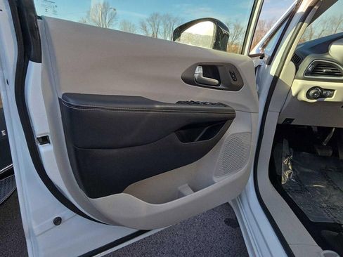 Used 2024 Chrysler Pacifica Touring-L image 14