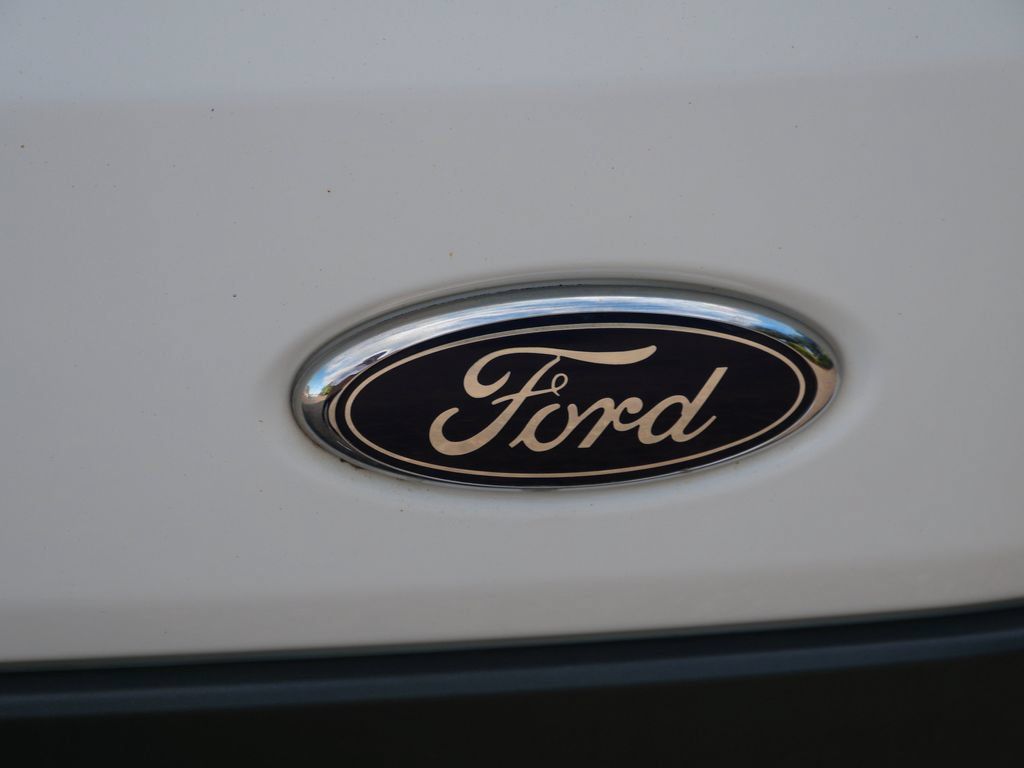 Used 2015 Ford Transit 250 130 Low Roof w/ Interior Upgrade Package RWD image 10