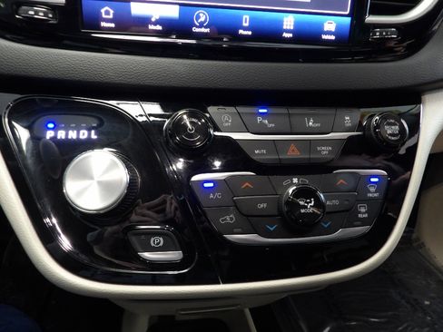 Used 2024 Chrysler Pacifica Touring-L image 32