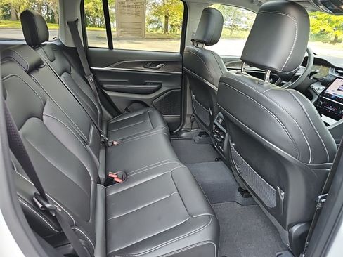 Used 2023 Jeep Grand Cherokee Limited AWD/4WD image 15