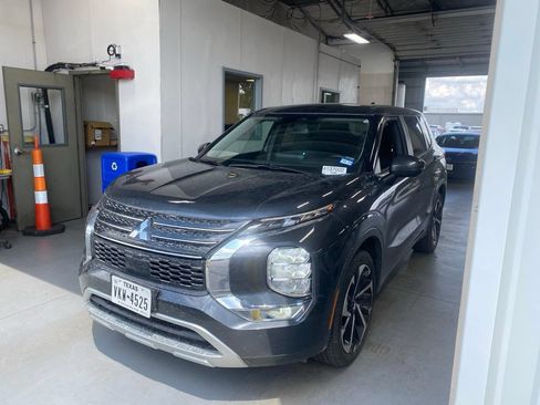 Used 2024 Mitsubishi Outlander SE FWD image 2