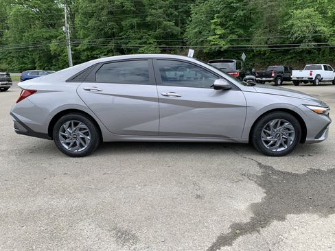 Used 2024 Hyundai Elantra SEL FWD image 2