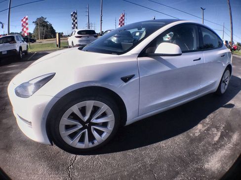Used 2021 Tesla Model 3 Standard Range Plus image 1