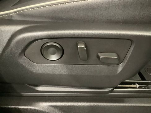 Used 2023 GMC Yukon XL SLT image 34