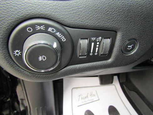Used 2019 Jeep Cherokee Limited w/ Luxury Group AWD/4WD image 24