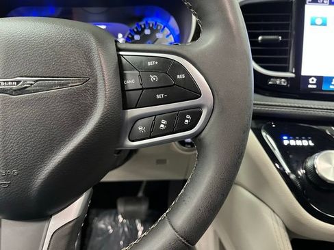 Used 2023 Chrysler Pacifica Limited FWD image 27