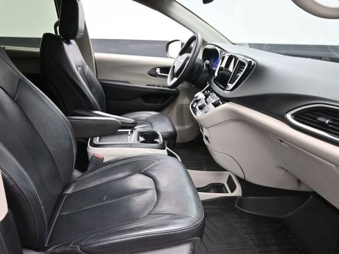 Used 2022 Chrysler Pacifica Touring-L FWD image 7