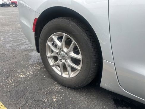 Certified 2024 Chrysler Pacifica Touring-L FWD image 9