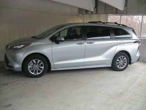 Used 2023 Toyota Sienna XLE image 26