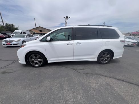 Used 2019 Toyota Sienna SE w/ Carpet Mat Package FWD image 5