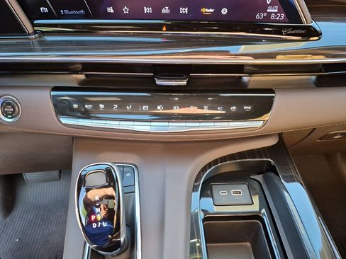 Certified 2024 Cadillac Escalade Premium Luxury w/ Performance Package image 39