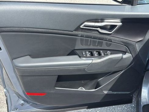 Used 2025 Kia Sportage EX image 17