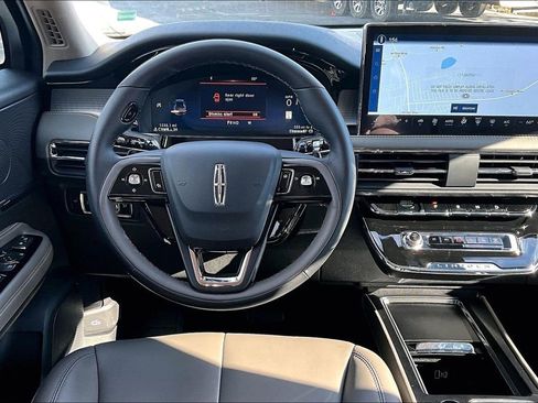 Used 2025 Lincoln Corsair Premiere image 5